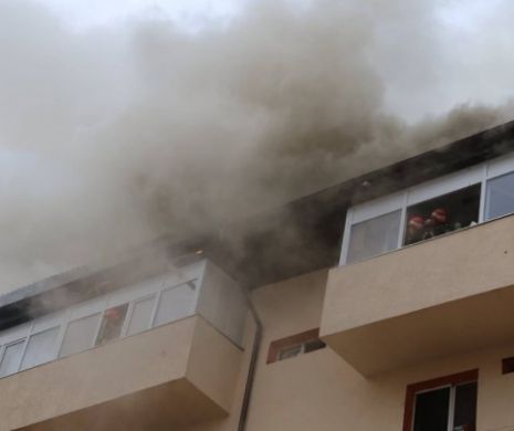 INCENDIU într-un bloc din CAPITALĂ! O persoană a fost transportată de URGENŢĂ la spital