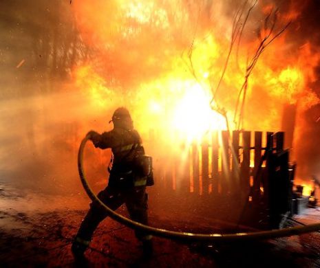Incendiu puternic în Giurgiu! O casă a fost MISTUITĂ de FLĂCĂRI. O familie cu cinci copii a rămas fără acoperiş deasupra capului