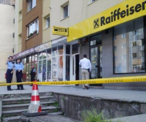 Jaf ca în FILME la o bancă din Bistrița. Angajații, ținuți OSTATICI cu un PISTOL. SUME URIAȘE de bani au fost sustrase când banca se APROVIZIONA cu CASH