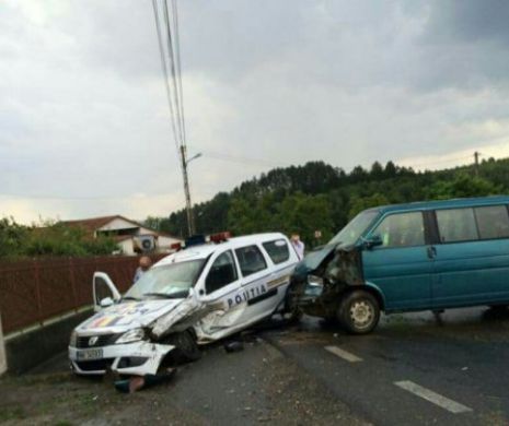Maşină de poliţie, implicată într-un grav accident rutier. Mai multe persoane au fost rănite