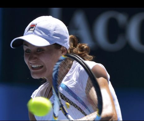 Monica Niculescu s-a bătut singură la Wimbledon. Românca a cedat inexplicabil la reluarea jocului din turul II