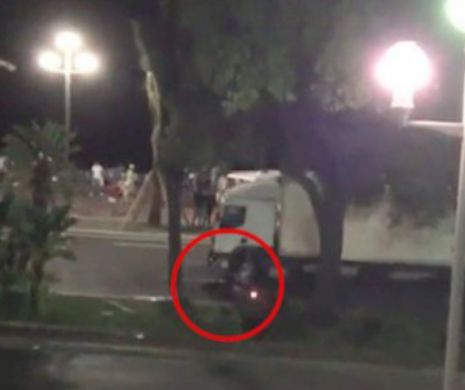 O IMAGINE uluitoare face înconjurul LUMII! Un bărbat ÎŞI RISCĂ VIAŢA încercând să OPREASCĂ autorul ATACULUI TERORIST de la Nisa