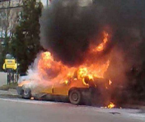 O MAŞINĂ a luat FOC pe bulevardul Nicolae Titulescu din CAPITALĂ. Traficul a fost RESTRICŢIONAT