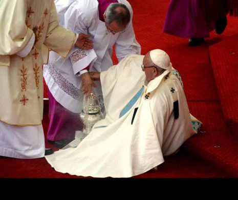 Papa Francisc a CĂZUT în timpul unei CEREMONII transmise în DIRECT | VIDEO