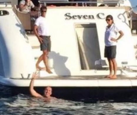 Statea linistit pe yacht cand s-a trezit cu un fan care inotase sute de metri pana la el! Cu cine si-a facut poza acest barbat
