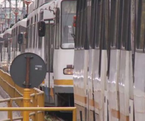 Trafic blocat din cauza unui şofer cu Dacie care a urcat pe linia înaltă a metroului uşor din Bucureşti