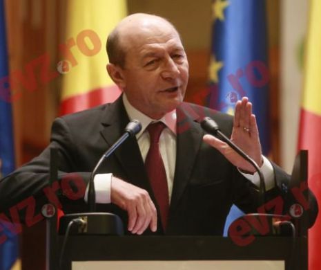 Traian BĂSESCU, reacție DURĂ la adresa lui IOHANNIS: Oricât ai fi de înalt, înălțimea nu te scutește de PROSTIE. Și dacă ai 1,50 și dacă ai 2 metri, POȚI FI PROST. Ce spune despre CARMEN IOHANNIS
