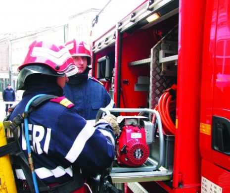 Un autocar cu ZECE pasageri A LUAT FOC în timpul mersului, pe AUTOSTRADA A1