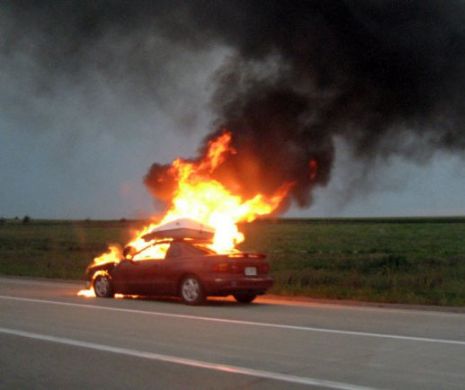 Un AUTOTURISM a luat FOC pe şoseaua de centură a CAPITALEI! Circulaţia a fost OPRITĂ