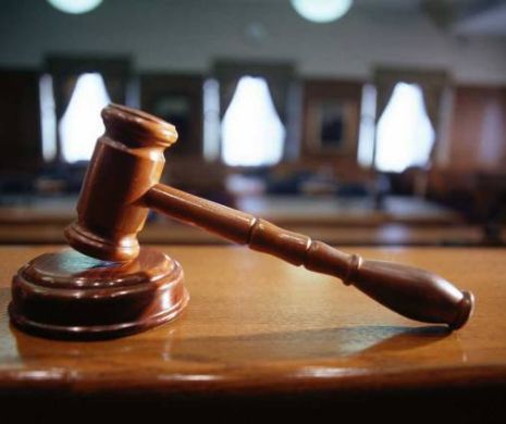 Un PROCUROR din Timişoara a fost BĂTUT de o DEŢINUTĂ în sala de judecată