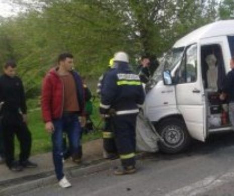 Accident CUMPLIT în judeţul Hunedoara.  Cel puţin 17 persoane au fost RĂNITE. Autorităţile au ACTIVAT PLANUL ROŞU DE INTERVENŢIE. Reacţia lui Raed Arafat