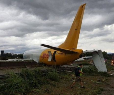 Aterizare EŞUATĂ în Italia! Un avion a ajuns de pe pista aeroportului direct pe AUTOSTRADĂ
