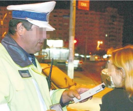 Au comis opt infracțiuni. O femeie beată a corupt trei polițiști