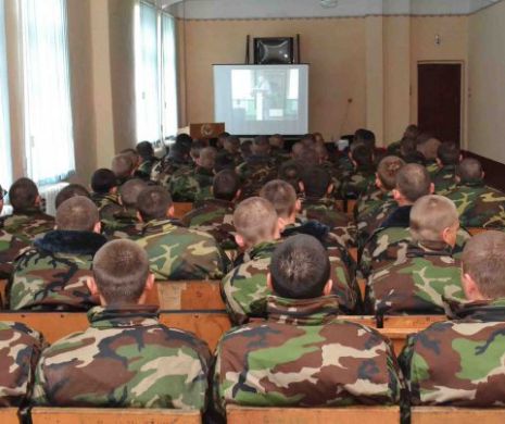 Au făcut de râs haina militară. Traficau și consumau droguri direct în unitate