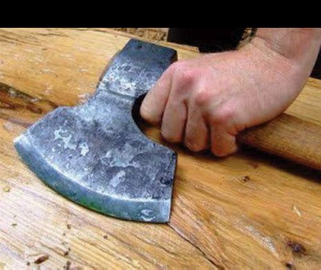 Cei patru care au sădit groaza în sătmăreni! Un localnic a fost ameninţat cu un topor şi tâlhărit în propria casă, într-o comună din Satu Mare. Întregul incident s-a petrecut sub privire fiicei victimei