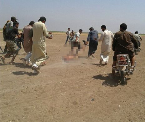 Imagini halucianante după doborârea elicopterului rus în nordul Siriei. Trupul pilotului este târât şi aruncat într-un camion de indivizi care zbiară “Allahu Akbar”.  Misterioasa blondă de la bord aeronavei