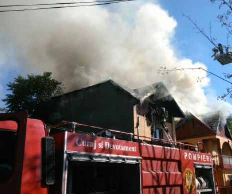 INCENDIU în SECTORUL 4. O CASĂ a luat FOC, nouă maşini de pompieri au intervenit