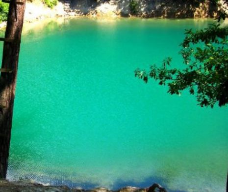 Laguna Albastră Colţul De Rai Nestiut Al Romaniei Apa Este Ca La