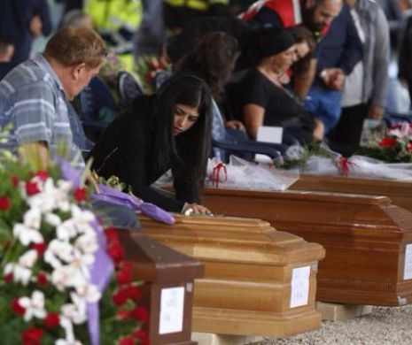 Momente SFÂŞIETOARE în Italia. Mii de oameni participă la FUNERALIILE DE STAT din AMATRICE. Reacţia lui Dacian Cioloş după ce s-a întâlnit cu trei românce rănite în CUTREMURUL DEVASTATOR