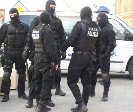 Percheziţii de AMPLOARE la centrul comercial Aleea Castanilor din capitală