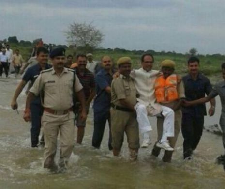 Ponta şi Dragnea AU FOST DEPĂŞIŢI de un ministru indian, care N-A VRUT SĂ SE UDE la inundaţii şi A AJUNS SUBIECT DE IRONII I Foto galerie