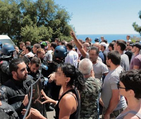 SCANDAL DEVASTATOR pe plajă. Oamenii legii AU FOLOSIT FORŢA pentru a DESPĂRŢI BĂTĂUŞII