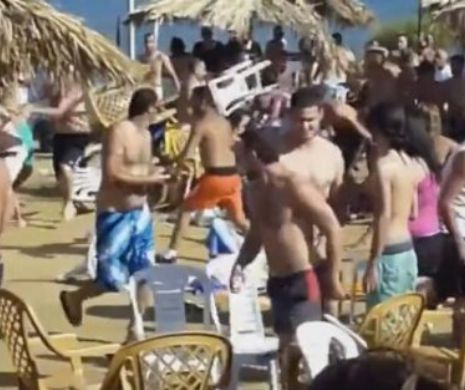 SCANDAL MONSTRU PE LITORAL. Două grupuri de turişti AU GENERAT HAOS. Şezlonguri în aer, PUMNI ŞI PICIOARE l Video