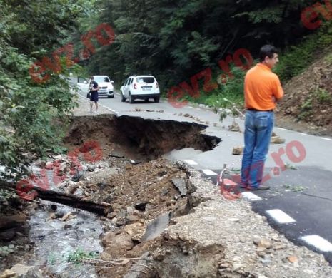 Turiștii nu mai pot urca la Sarmizegetusa Regia. Un drum de un milion de euro, inaugurat în luna mai, a fost luat de ape
