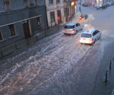 URGIE la poalele muntelui! Zeci de șoferi din Brașov au rămas BLOCAȚI în mijlocul POTOPULUI