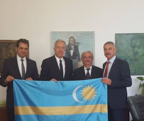 Ambasadorul SUA, prins cu steagul secuiesc în brațe. Hans Klemm inflamează sensibilitățile naționaliștilor