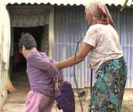 Coşmarul fără sfârşit pentru fata LEGATĂ ca un ANIMAL chiar de cea care i-a dat viaţă! Mama sa ameninţă că SE VA SINUCIDE