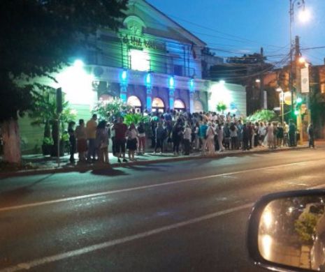 Festivalul de Teatru independent face revolutie culturala la Constanța. Asaltați de spectatori, Bleonț și Catone oferă două reprezentanții într-o seară iar Mălăele joacă în fața Teatrului  de Stat