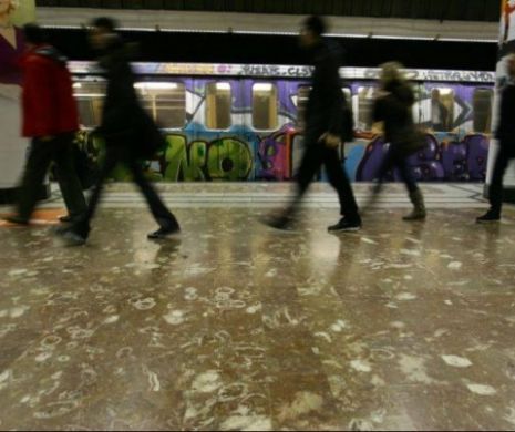 HAOS LA METROU. Călătorii dintr-o garnitură au fost EVACUAȚI, iar totul A LUAT-O RAZNA