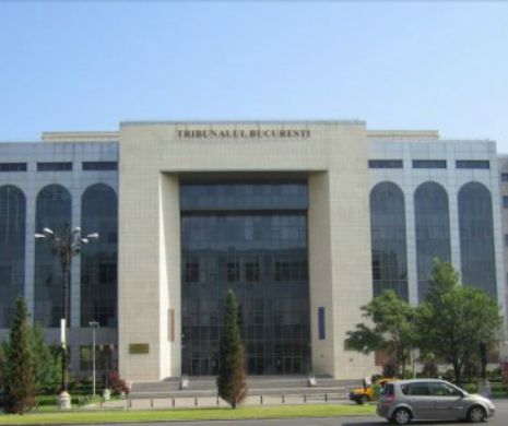 O femeie a fost surprinsă în sala de JUDECATĂ, în timp ce transmitea declaraţia unui INCULPAT către DENUNȚĂTORII care aşteptau să fie audiaţi