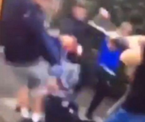 RĂZBOI între două GRUPURI RIVALE dintr-o şcoală din Londra! Aproape 100 de ADOLESCENŢI şi-au împărţit LOVITURI cu BÂTE şi CUŢITE | VIDEO ŞOCANT
