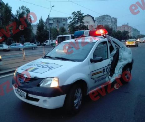 Reporter EVZ, martor ocular al unui grav accident rutier produs de o MAŞINĂ de POLIŢIE aflată în misiune. Un poliţist a fost rănit. IMAGINI de la faţa locului