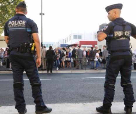 SITUAŢIE DE CRIZĂ în Franţa. BISERICĂ DIN PARIS atacată de BESTIILE JIHADISTE. Forţele speciale sunt în ALERTĂ MAXIMĂ. Au fost luaţi MAI MULŢI OSTATIC