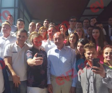 Traian Băsescu, către tineri: ”Nu fiți lachei!”