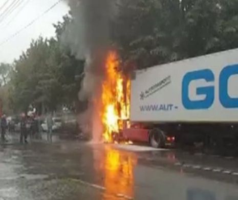 Un TIR a fost cuprins de FLĂCĂRI în mers! De unde venea autovechicului