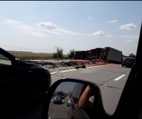 Un TIR ÎNCĂRCAT cu grâu s-a RĂSTURNAT peste un AUTOTURISM pe A2. O persoana este ÎNCARCERATĂ