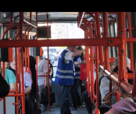 VIDEO| IMAGINI ULUITOARE. SCANDAL MONSTRU în TRAMVAIUL 41. CONTROLORII fac LEGEA. O ANGAJATĂ RATB ÎI BATE CU PICIOARELE PE CĂLĂTORI și îi ÎNJURĂ ca la UȘA CORTULUI. Oameni sunt ULUIȚI. De față sunt și MINORI