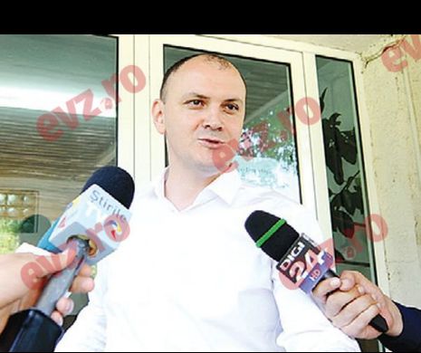 Ce îi transmite Sebastian Ghiţă şefei DNA Laura Codruţa Kovesi de pe treptele Instanţei supreme