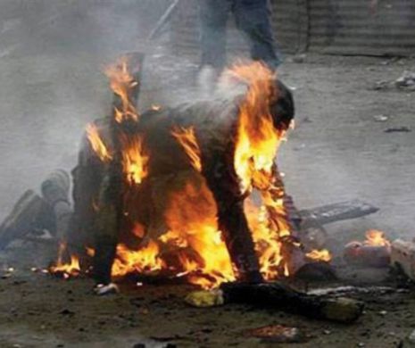 Cine este MONSTRUL FĂRĂ INIMĂ care A INCENDIAT DOI OAMENI AI STRĂZII, la Galaţi? Este căutat în toată România, iar ORICE DETALIU despre BESTIA CU CHIP DE OM este foarte util poliţiştilor