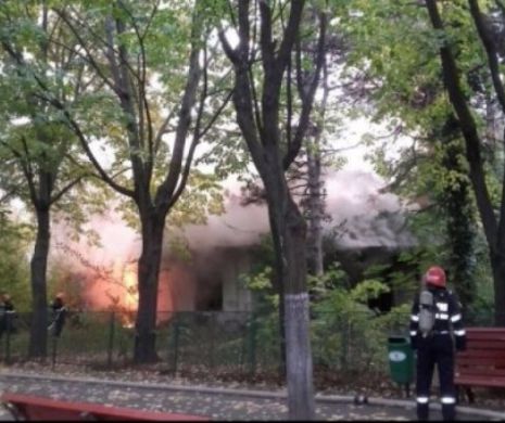 Incendiu puternic în Capitală. CINCI mașini de pompieri au fost trimise la fața locului