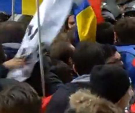 INCIDENTE ÎN FAȚA GUVERNULUI. Jandarmii și participanții la MARȘUL PENTRU UNIRE s-au încăierat. Oamenii legii au INTERVENIT ÎN FORȚĂ