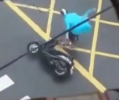 Luat pe sus de TAIFUN. Momentele ÎNFRICOȘĂTOARE prin care a trecut un tânăr, surprinse de camerele de supraveghere | VIDEO ȘOCANT