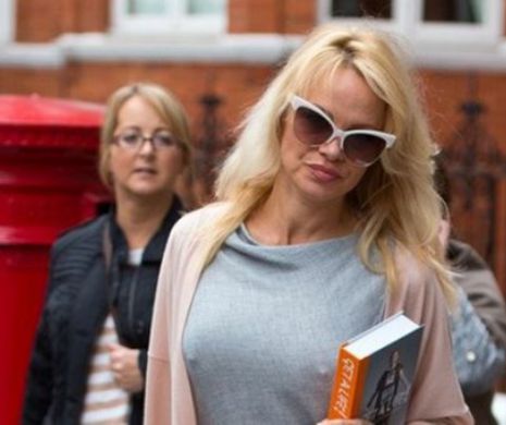 Pamela ANDERSON l-a vizitat pe fondatorul WikiLeaks la ambasada Ecuadorului și i-a dus câteva ceva de mâncare
