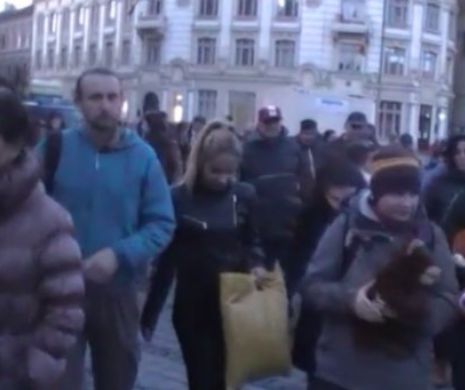 PROTEST la Sibiu faţă de împuşcarea ursului: Oamenii au cerut demisia şefului Poliţiei şi a prefectului