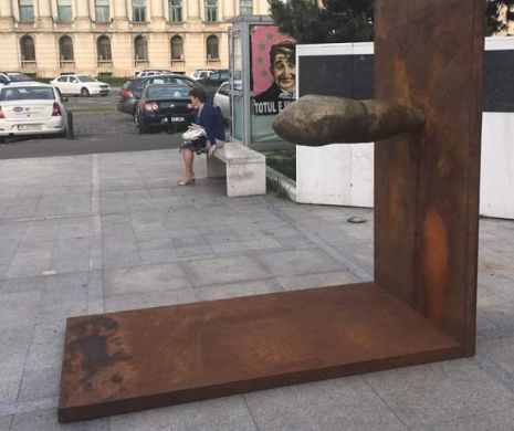 Sculptura „deocheată“ nu este dorită în Piaţa Revoluţiei! Primăria Capitalei îl dărâmă pe „Neaşteptatul“