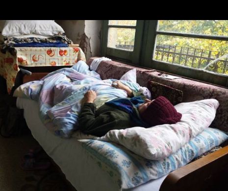 ȘOCANT. O femeie de 80 de ani DOARME PE CASA SCĂRII